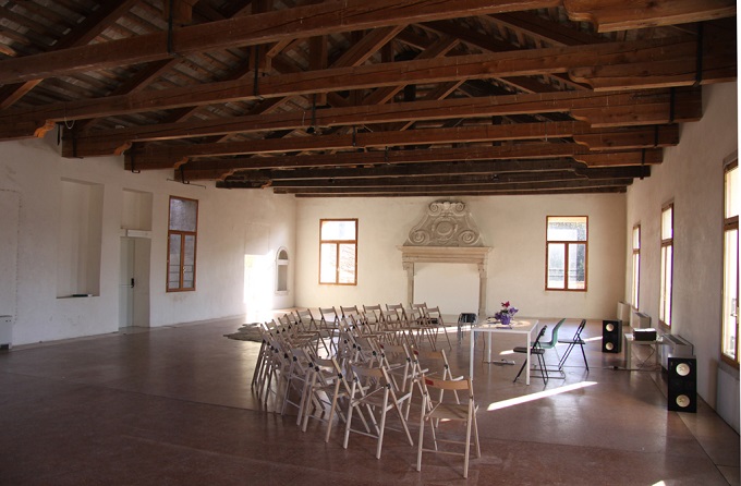 DIFFERENT WAVES IN VENICE