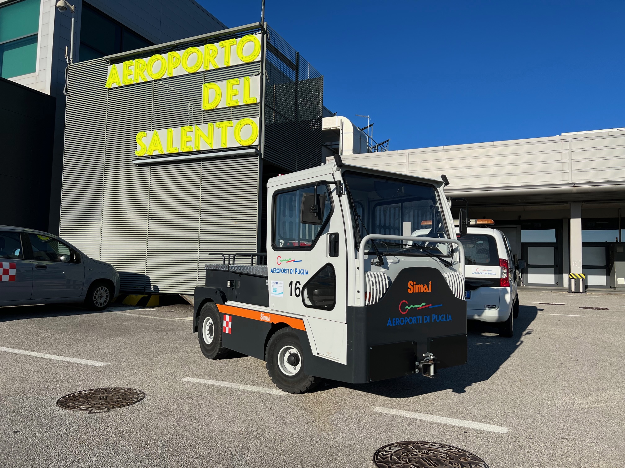 ADRIGREEN electric tractor at work in the Airport of Brindisi