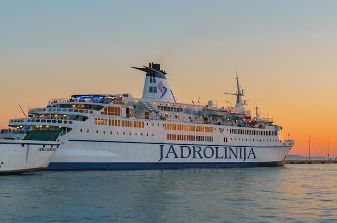 Low carbon transport at sea: ferries voyage optimization in the Adriatic